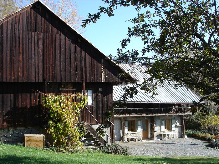 ferme en bardage bois avec balcon