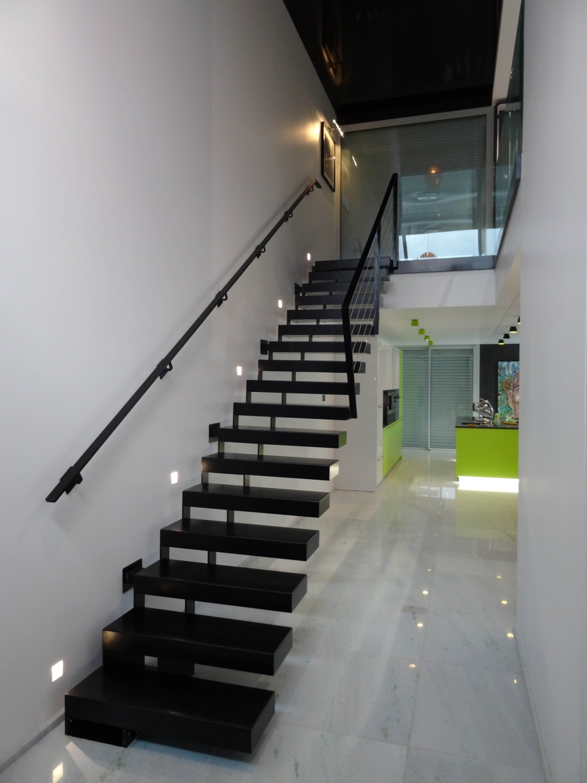 Maison contemporaine Brebion : Escalier d\'entrée-light