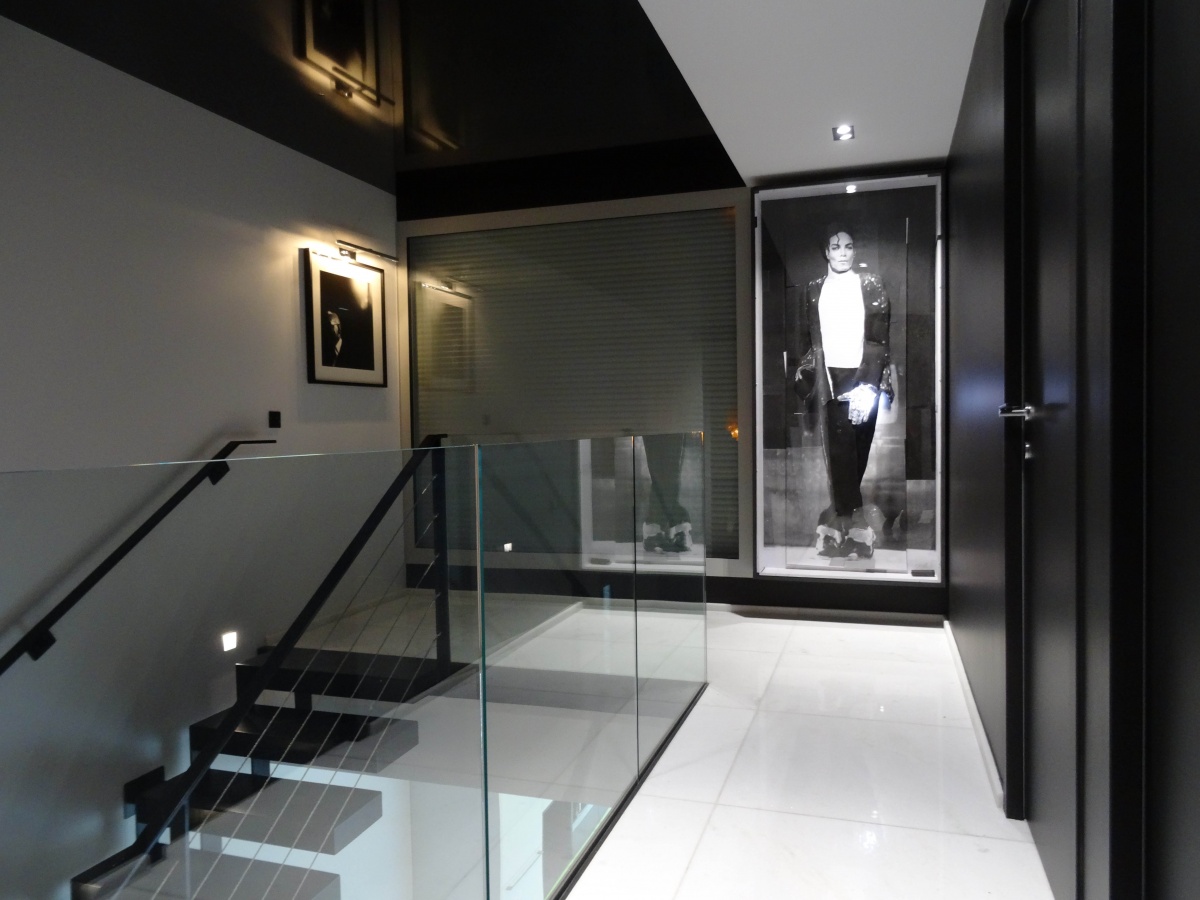 Maison contemporaine Brebion : Couloir étage horizontal-light