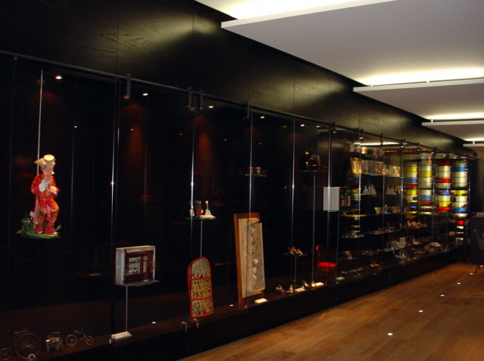 Muse international de la miniature : dtail vitrines