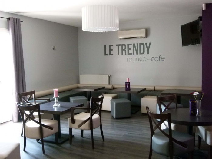 Rhabilitation d'un ancien bar en Caf Lounge : etag