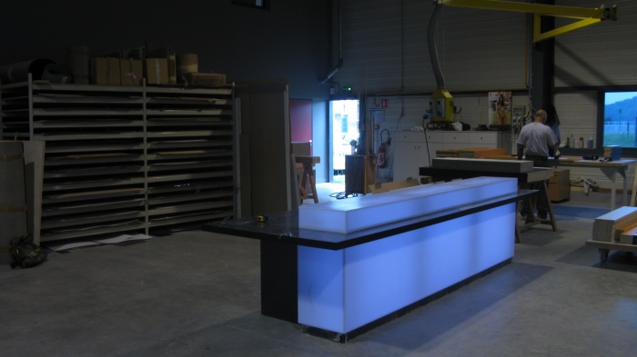 CRCI- Chambre Rgionale de Commerce et d'Industrie  Rhne-Alpes-Amnagement du nouveau sige  la Confluence. : Banque Corian rtroclaire  la fabrication