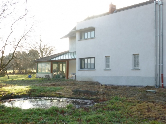 Extension d'une maison de campagne : Le cube et la mare